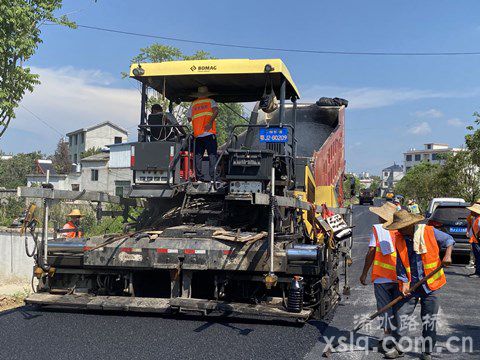 高溫下堅守的路橋人