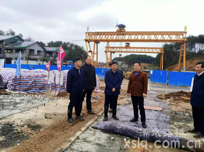 浠水縣縣委書記黃強(qiáng)胤一行視察曹畈大橋項目建設(shè)情況